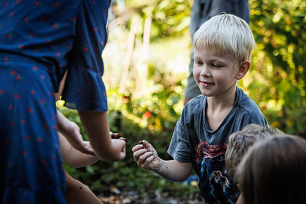 Kinder entdecken in der Montessori Schule Starnberg