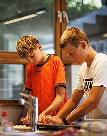 Jugendliche kochen in der Montessori Schule Starnberg